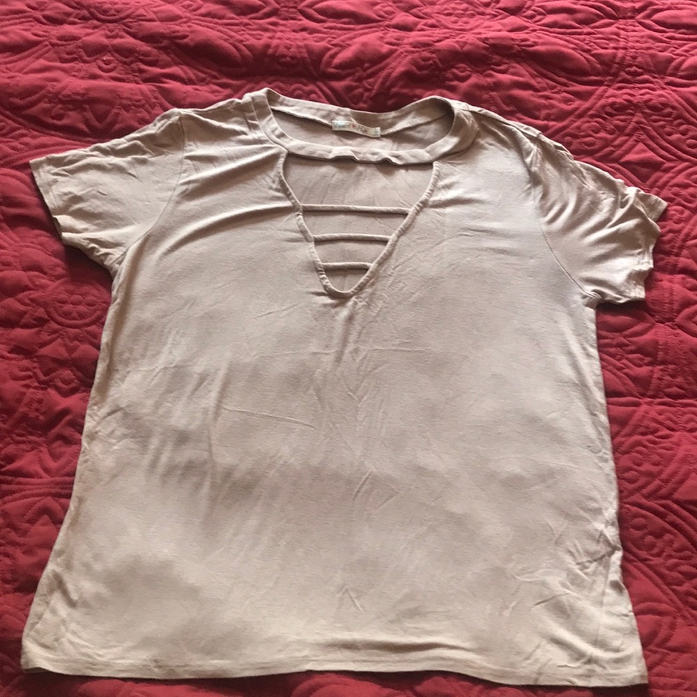 Shirt with straps in the front shape of a V.